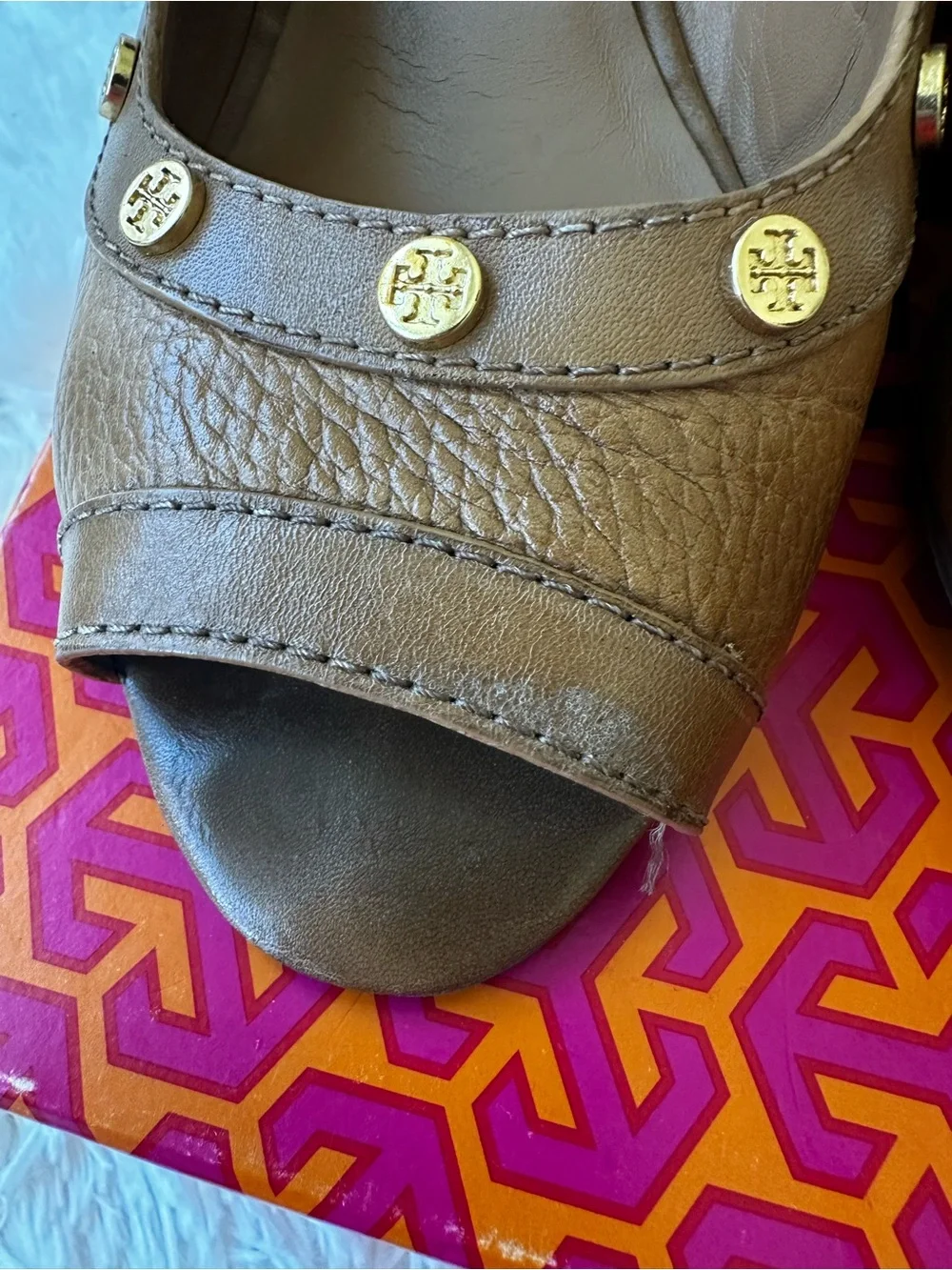 Tory Burch Nelson Royal Tan Leather Gold Stud Peep Toe Wedge Heels Size: 10